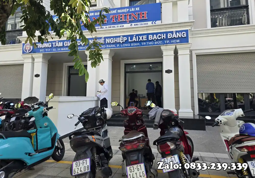 Học bằng lái xe máy A1 tại Tăng Nhơn Phú Học viên học bằng lái xe máy A1 tại Tăng Nhơn Phú trên sân tập thực tế